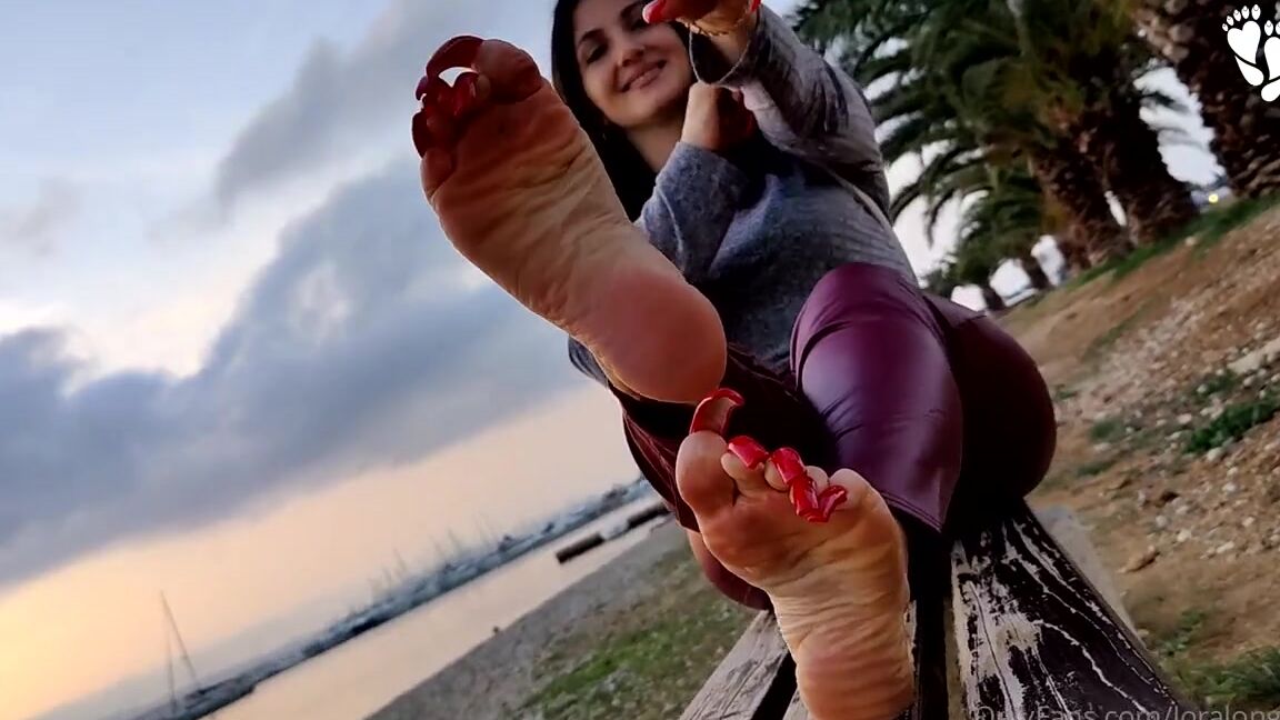 Lora Long Nails Nicknamed Loralongnails Onlyfans Long Red Toenails On The Seashore
