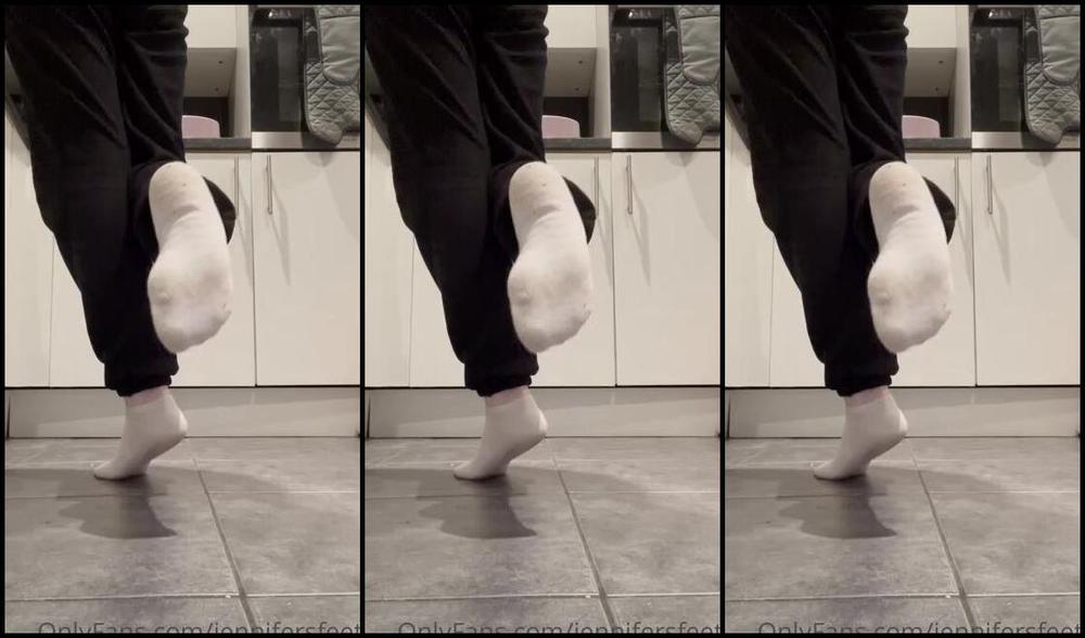 Jennifers Feet Nicknamed Jennifersfeetx 12 21 2021 Onlyfans Video Making Dinner And Thought I Could Do A Very Dirty Sock Removal For You