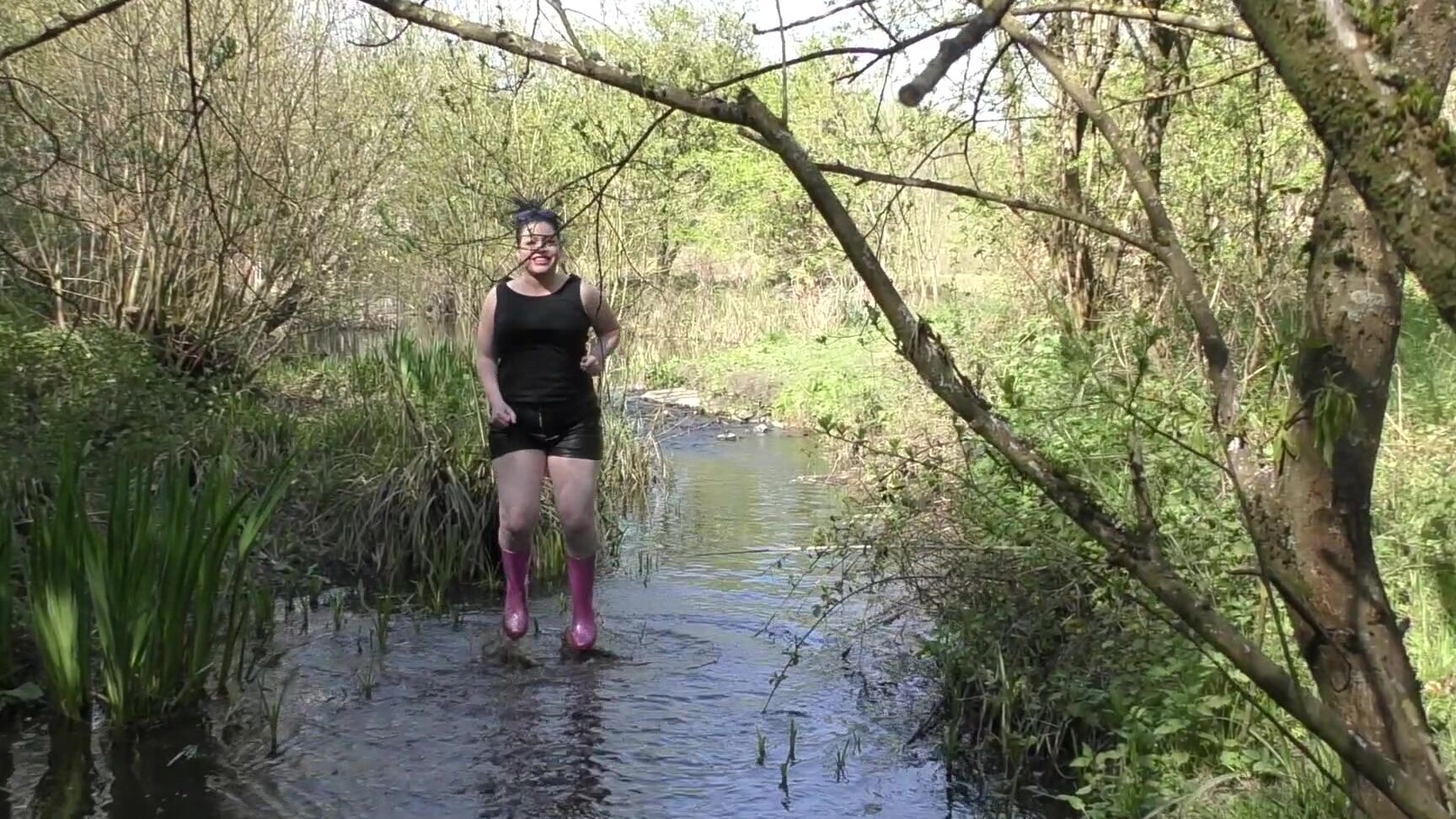 Simon Bee Glamour Splashing Around With Catalia