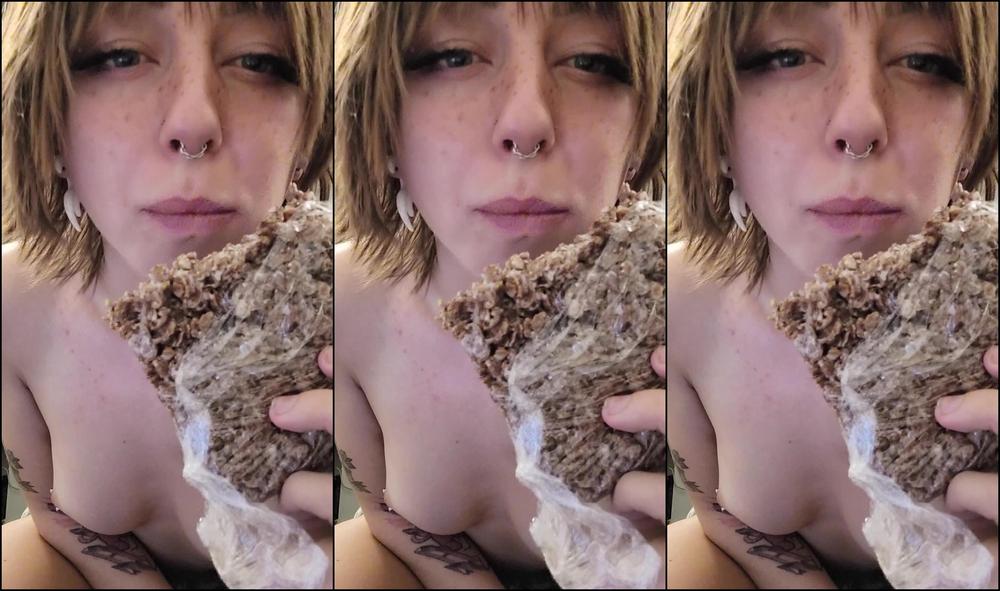 finnisfine-13-12-2021-2300488980-eating-top-less-ft.-a-coco-rice-crispy-treat-and-paramore-3