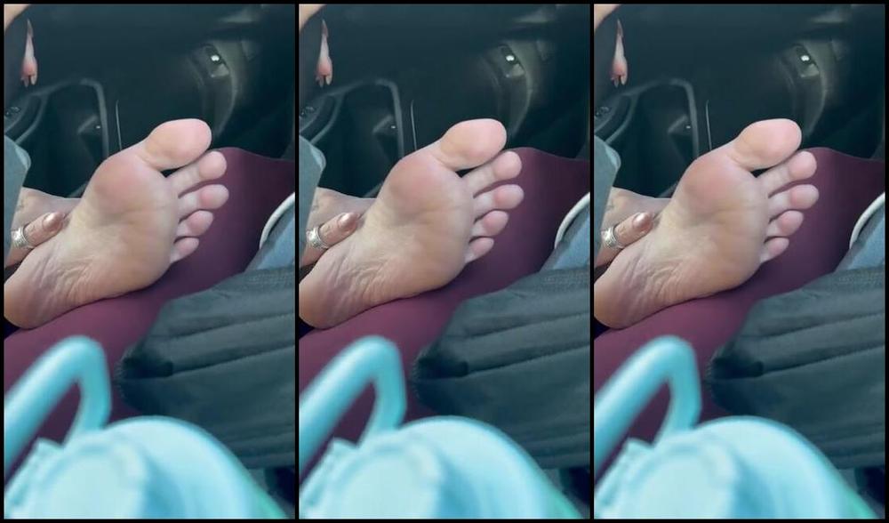 Thefantasychest Onlyfans Be My Sweaty Foot Stool On My Way Home From Like The Biggest Longest Hottest Workout I Ve Done 1P