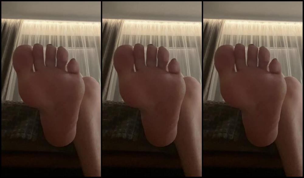 Mistresanna Onlyfans I Am Watching My Tv Show And You Are Under My Feet Worship Them