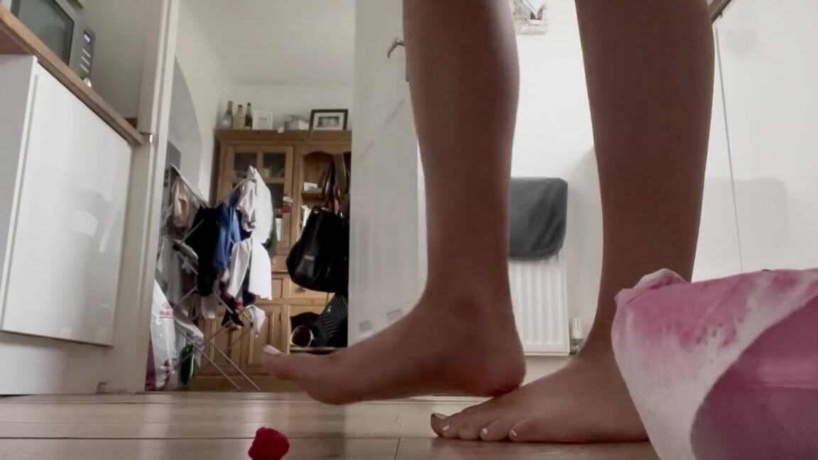 Foot Fetish Goddessleoni Onlyfans Video Slow Fruit Crushing