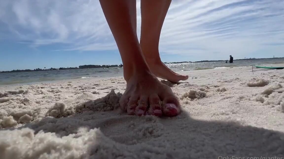 Giantess Tara Nicknamed Giantesstara 03 04 2023 Onlyfans Video Watch Out You Might Get Lost In The Sand
