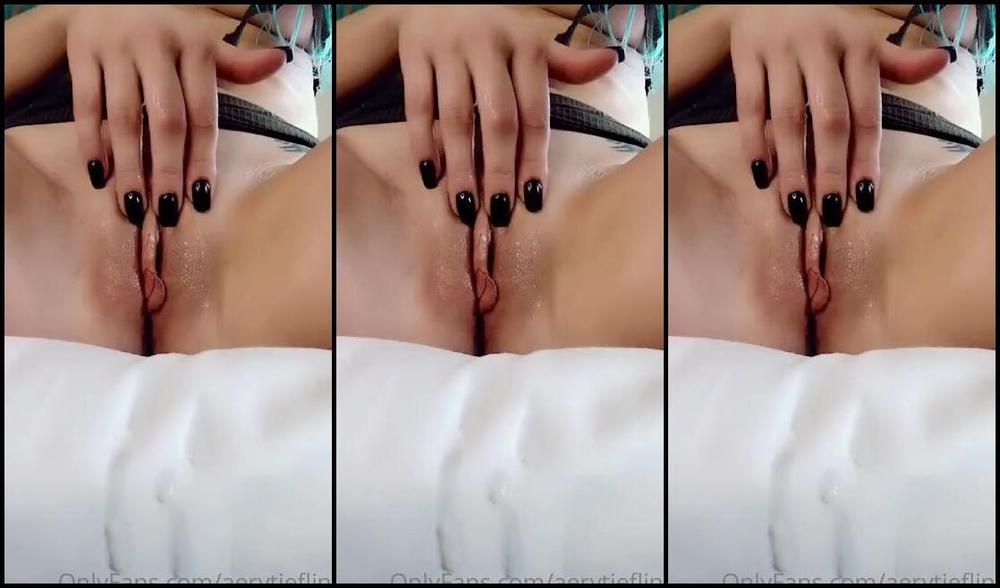 Aery Tiefling Nicknamed Aerytiefling Onlyfans Its Christmas And Im Home Alone Do You Want To Be My Wet Bandit