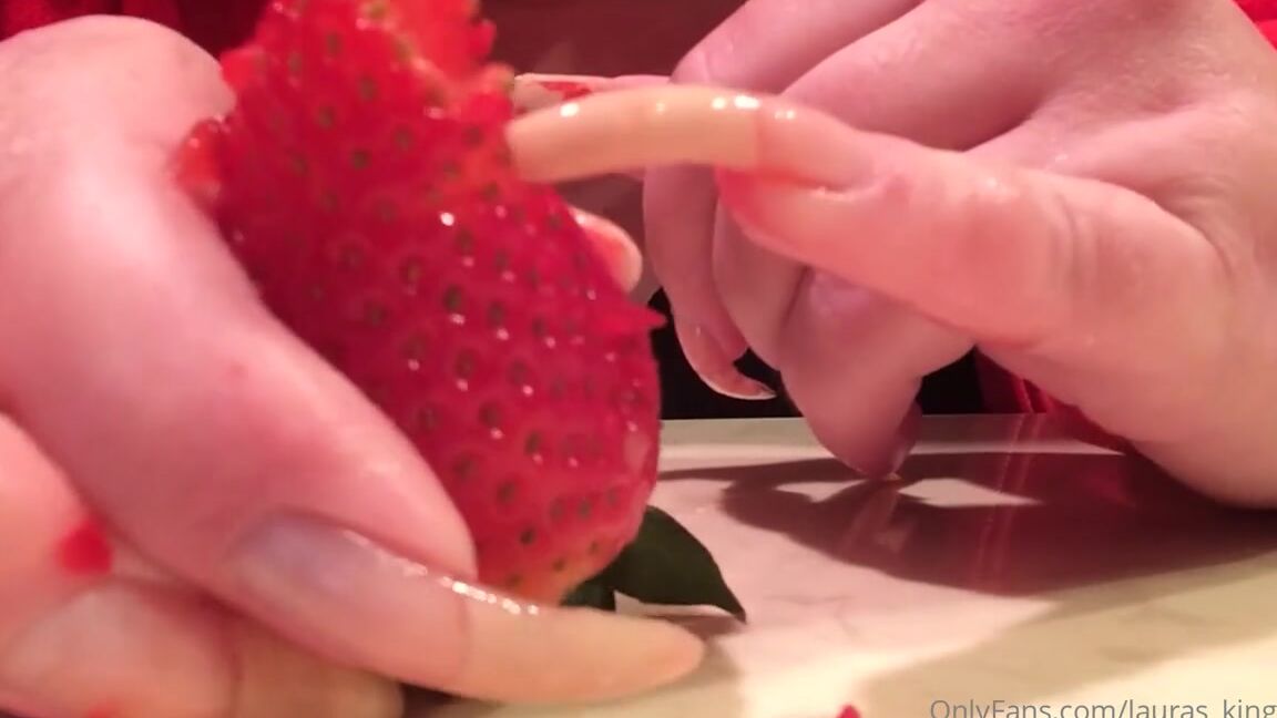 Lalalaura Nicknamed Lauras Kingdom 05 08 2020 Onlyfans Video Cassidys Strawberry Claw