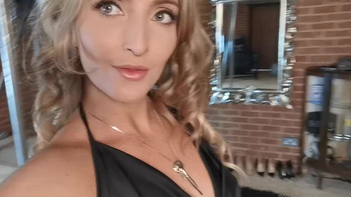 Misscourtneym Onlyfans So Much Fun Filming Customs Todayp