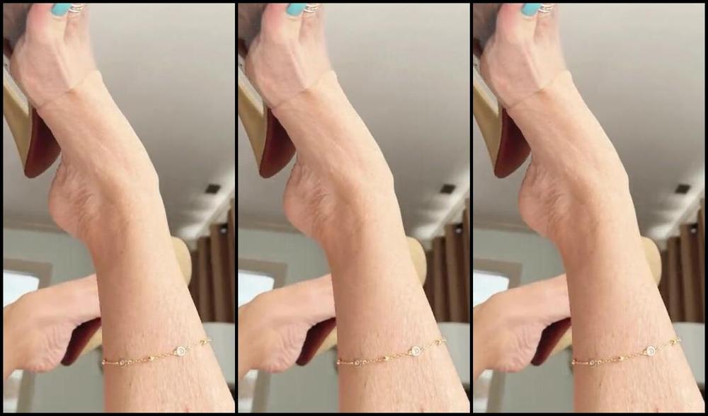 Kate Dangle Nicknamed Katedangle 07 01 2024 Onlyfans Video Ignoring Him As I Reply To Messages From Followers