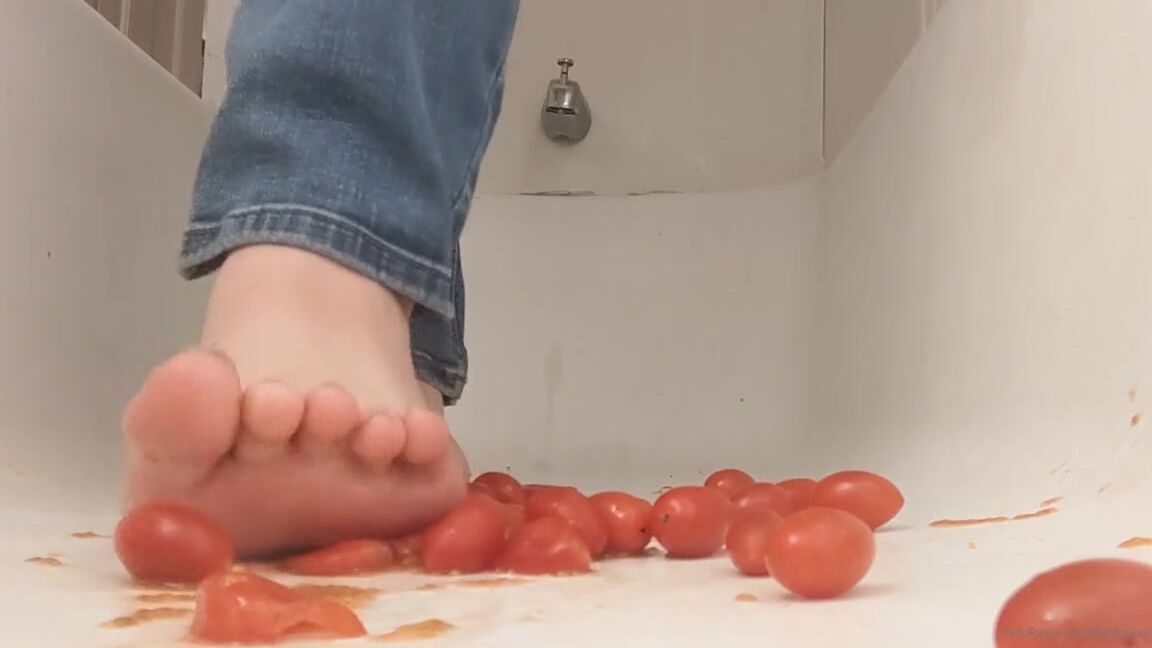 Daisy Duncan Nicknamed Daisyduncan Onlyfans Tomato Crushing