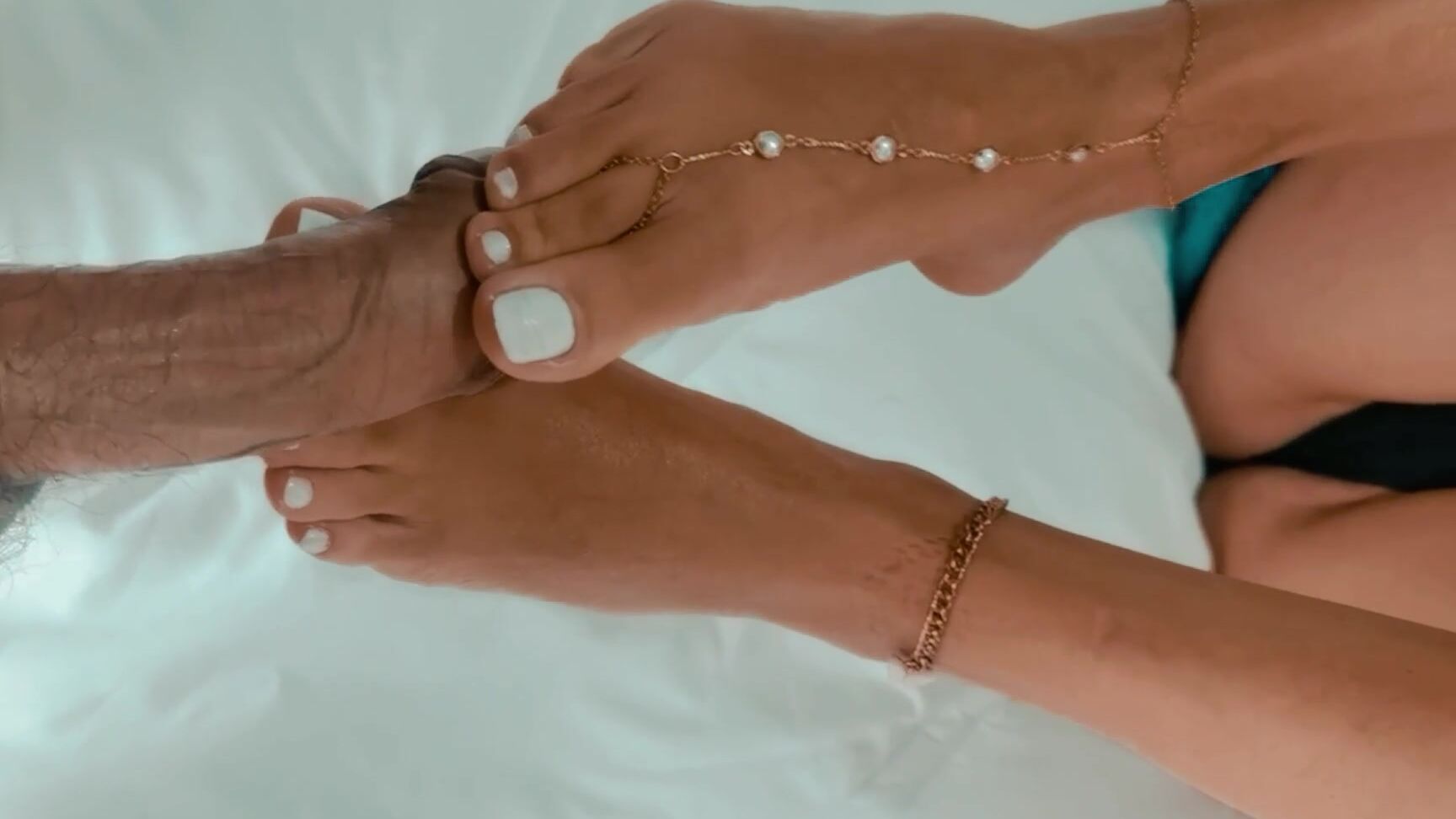 Anna Jones Muslin Milf Give you a FootJob Manyvids