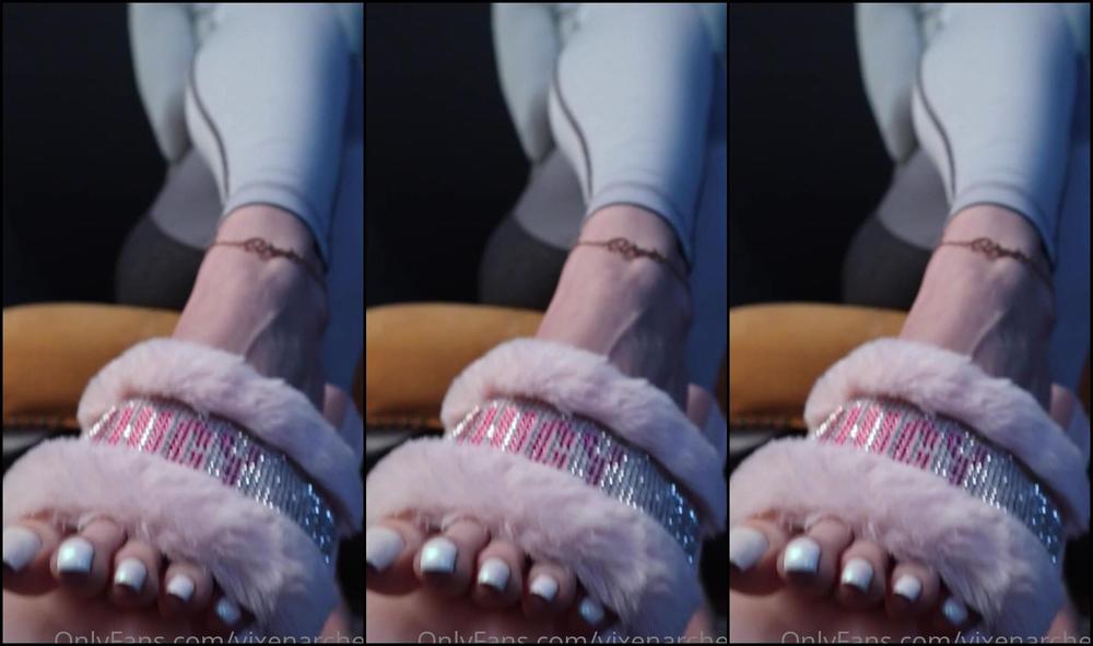 Vixenarches A Little Bit Of Dangling Sexy Talk