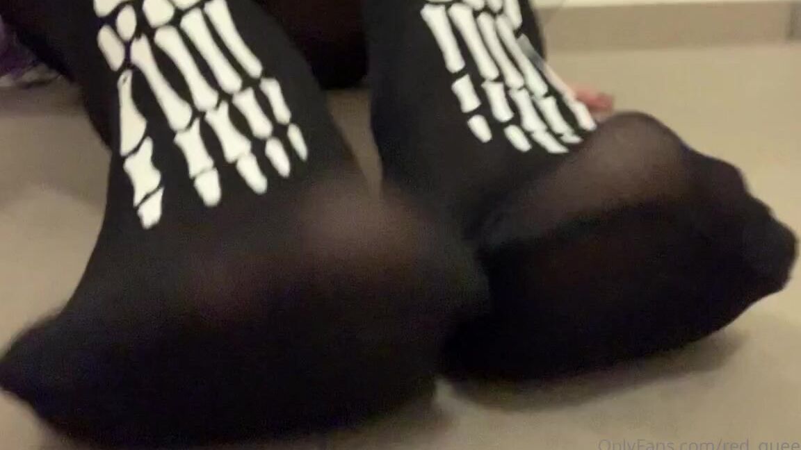 Red Queen Nicknamed Red Queen 94 Femdom 10 31 2020 Onlyfans Video Worship My Spooky Legs And Feet