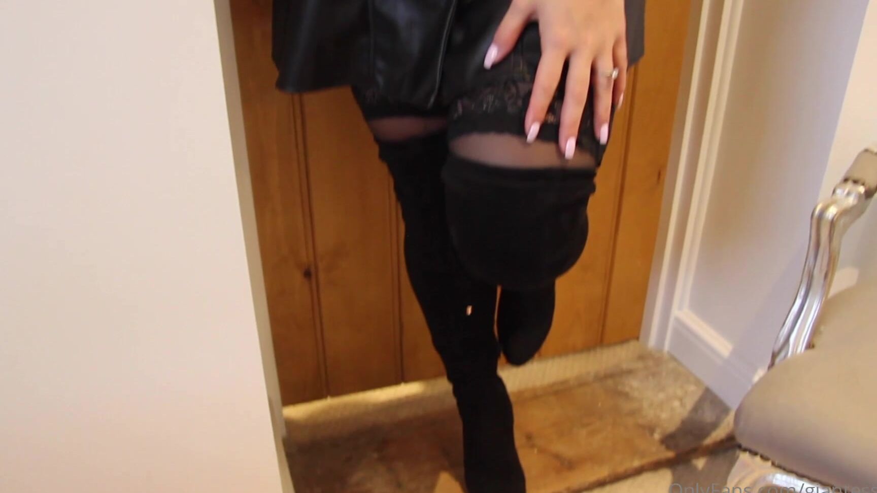 Giantessclips New Boots Starring Jasmine Jasmine M For More Jasmine Visit Https Onlyfans Com Jasm