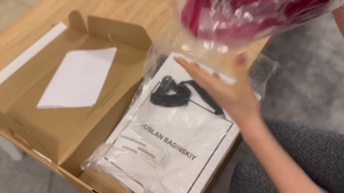 Noir Queenie Nicknamed Noirqueenie Onlyfans Unpacking My Ruslan Baginskiy This Is How I Love To Be Spoiled With Beautiful Gifts