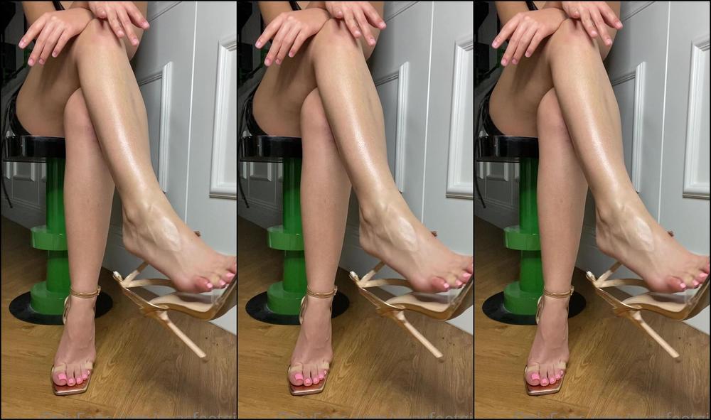 Ayasfeetgirl Dangling And Oily Soles