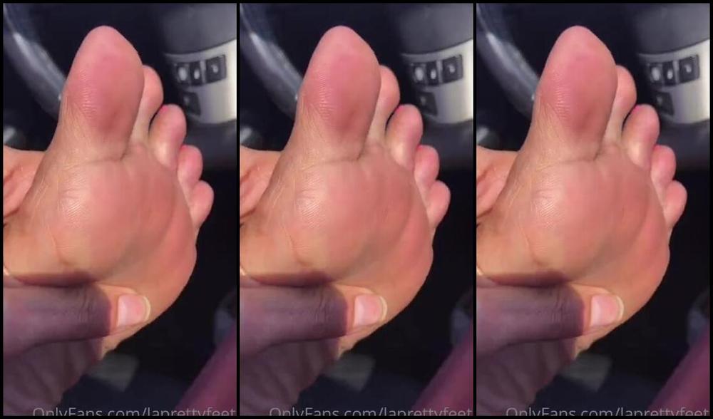 Laprettyfeet4 Nicknamed Laprettyfeet4 Onlyfans Stinky Feet Do You Find Gross I Barely Wear Socks With My Nasty Sneakers