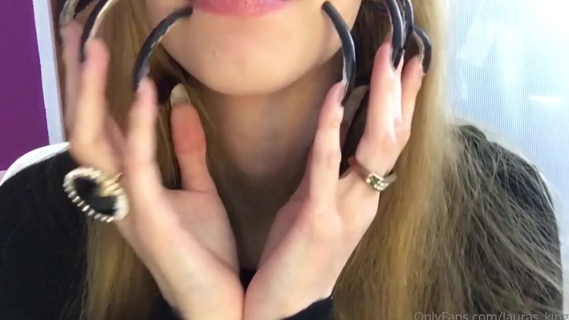 Lalalaura Nicknamed Lauras Kingdom 10 19 2023 Onlyfans Video Christinas Lipstick Show O