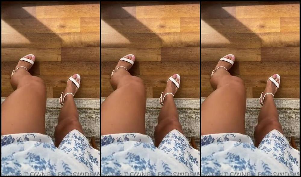 Princess Chelsea Aka Bowdown2Chelsea Onlyfans You Re So Weak For These Long Legs Amp Hearing My Heels Click As I Walk