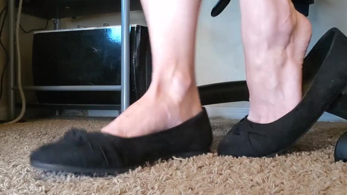Premiumbrandy Onlyfans Flats Orange Toes Working At My Desk I Noticed You Watching My Feet I Dangle And Smack My Flats