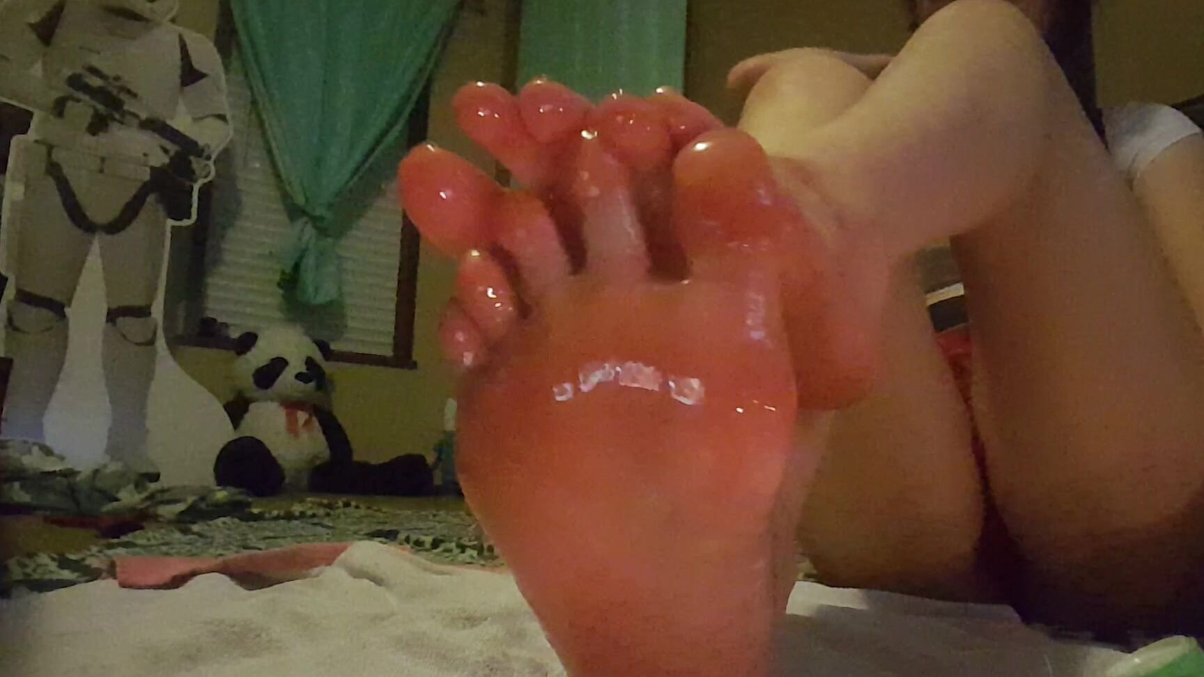 Frostyprincess Sch L Girl Oils Up Feet