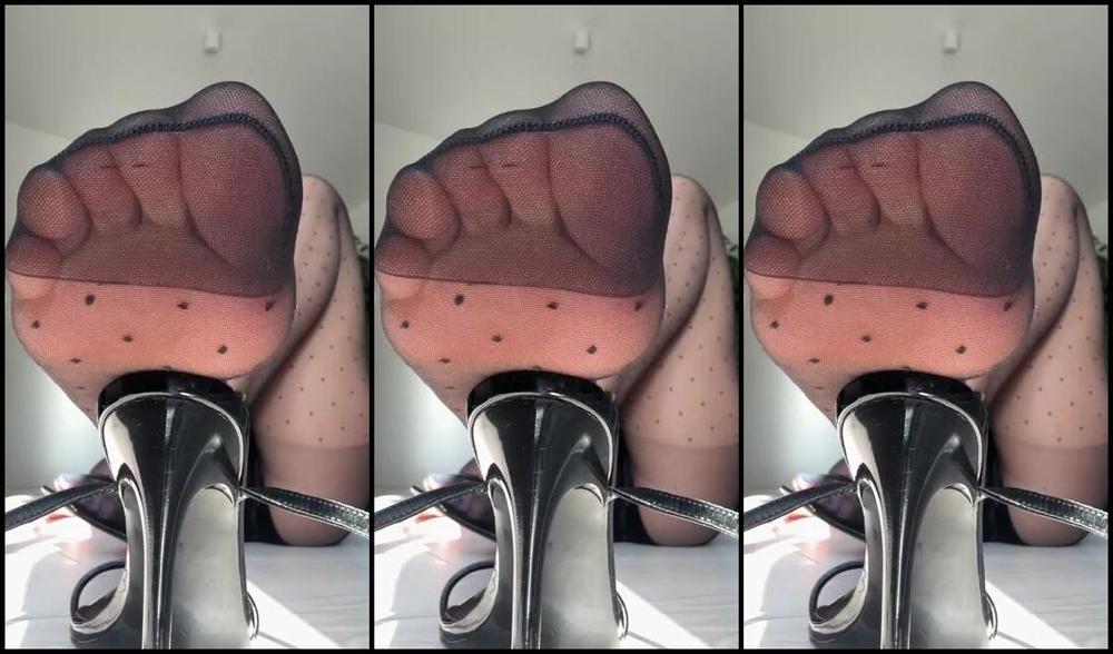 Queenfeetred Nicknamed Queenfeetred 02 13 2025 Onlyfans Video Come Closer And Count Polkadots On My Legs