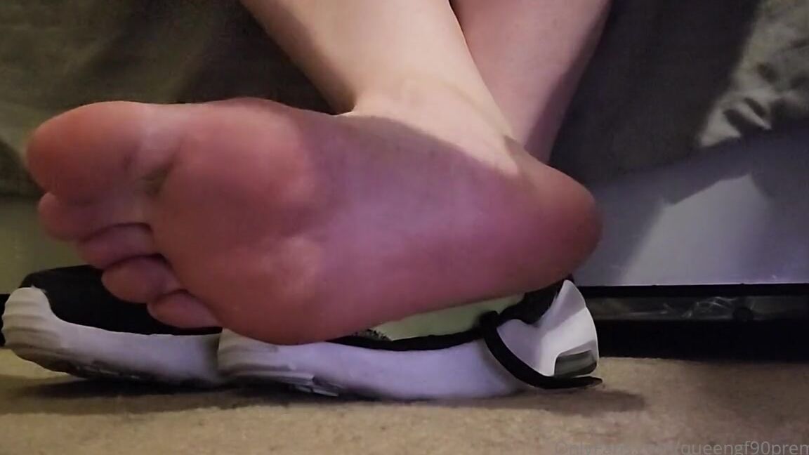 The Foot Queen Of England Aka Queengf90Premium Onlyfans A Close Up Sweaty Sock Joi