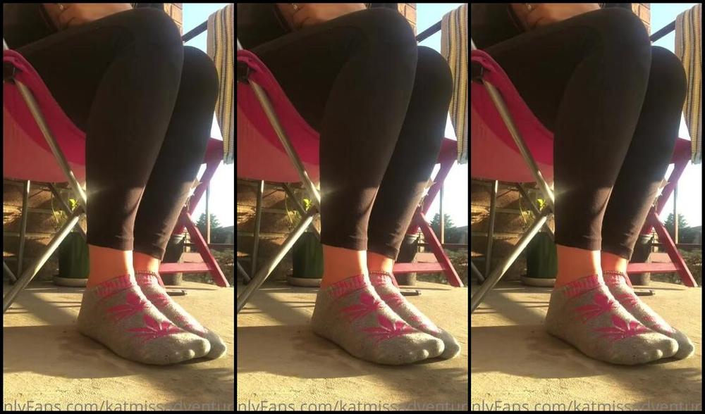 Adventuretoeskat Nicknamed Missadventuretoeskat Onlyfans A Sunny Summer Day Sweet Feet Some Greenery Does It Get Any Better