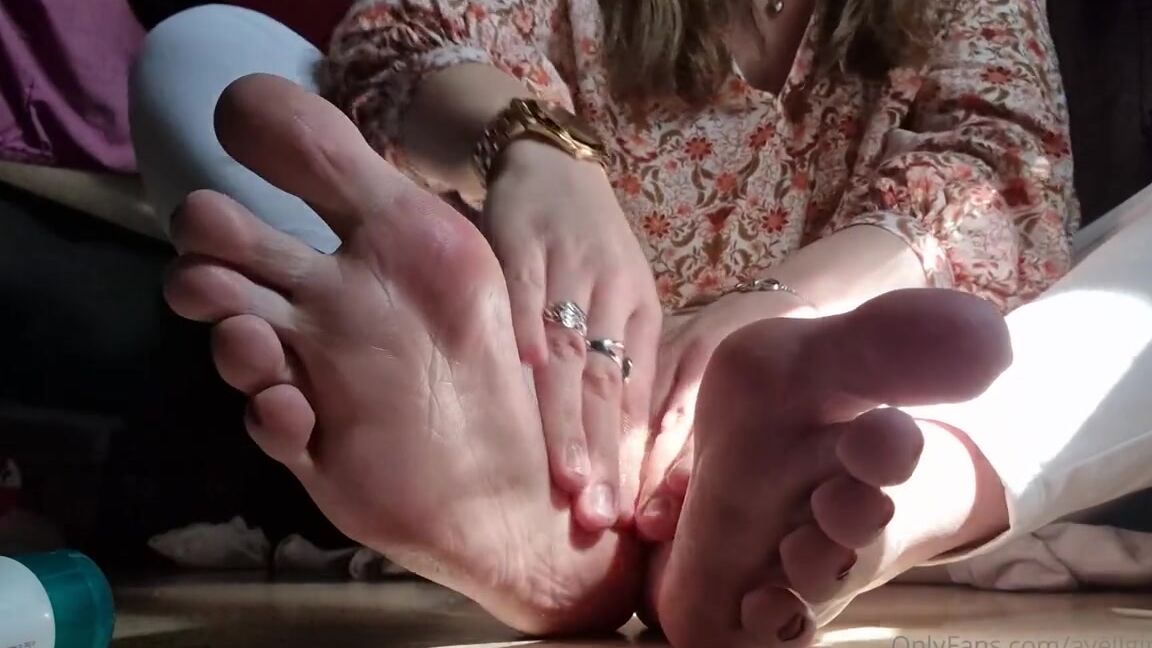 Ayellgirlfeet Nicknamed Ayellgirlfeet Onlyfans Je Crme Mes Pieds Les Lche Puis Te Dit Comment Ten Occuper 1