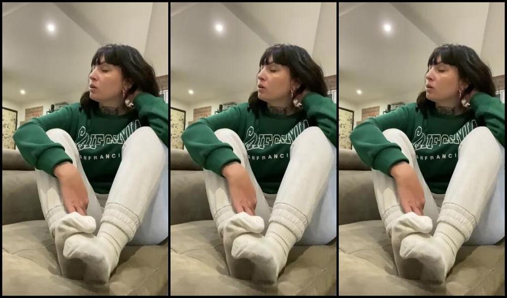 Tokyoinkft Onlyfans Scenetta Dove Aspetto Il Mio Amico Sottone Con I Piedi Caldi E Odorosi Nei Mie Calzettoni