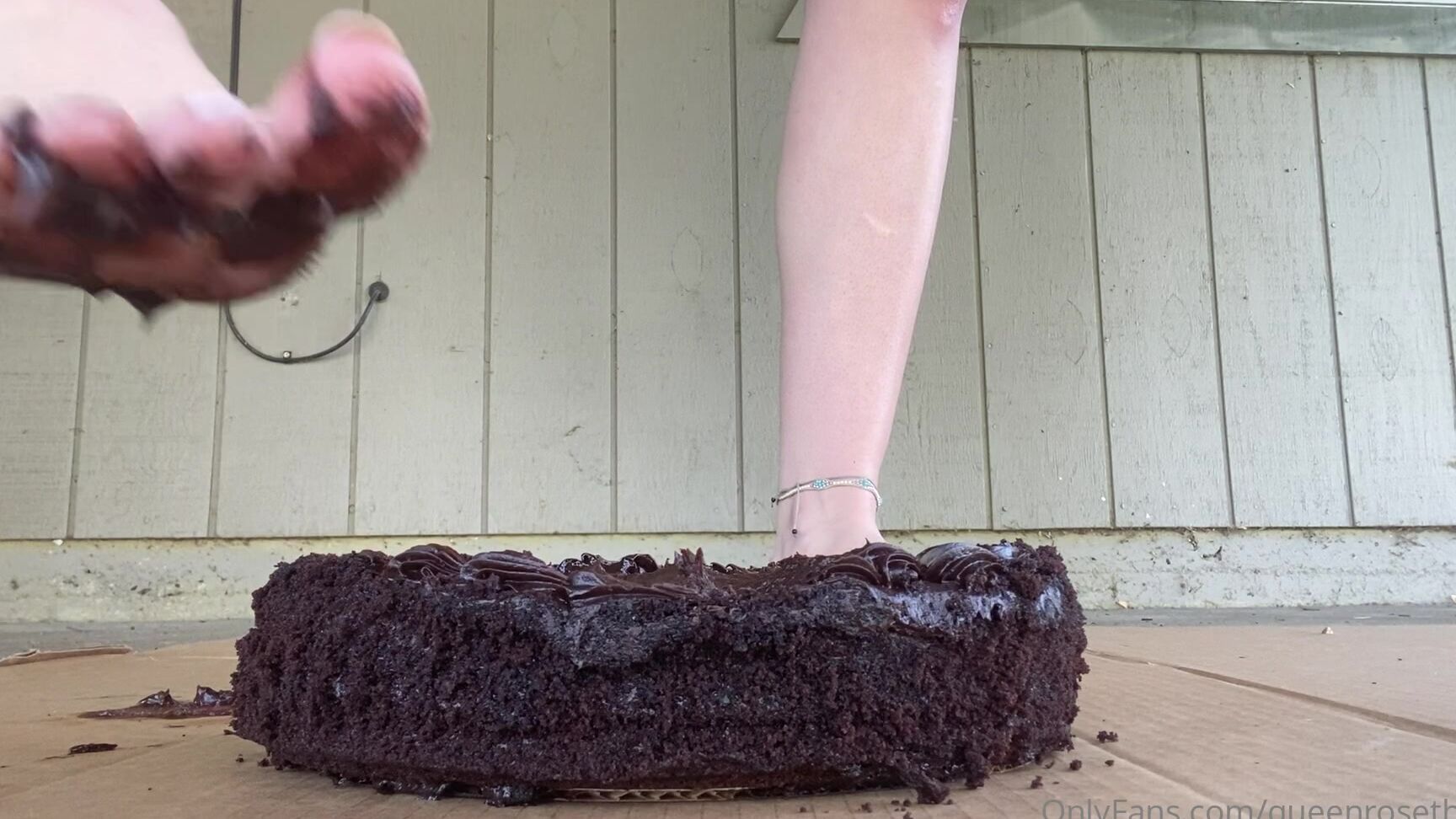 Queenrosethorn A Two Parter Crushing Chocolate Cake Plus Eating The Cake Off My Feet It Uploaded Wrong