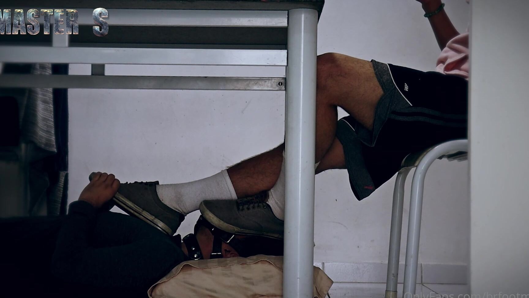 Brfootmodel 2193852363 08 15 2021 Take Ou Place Under My Table