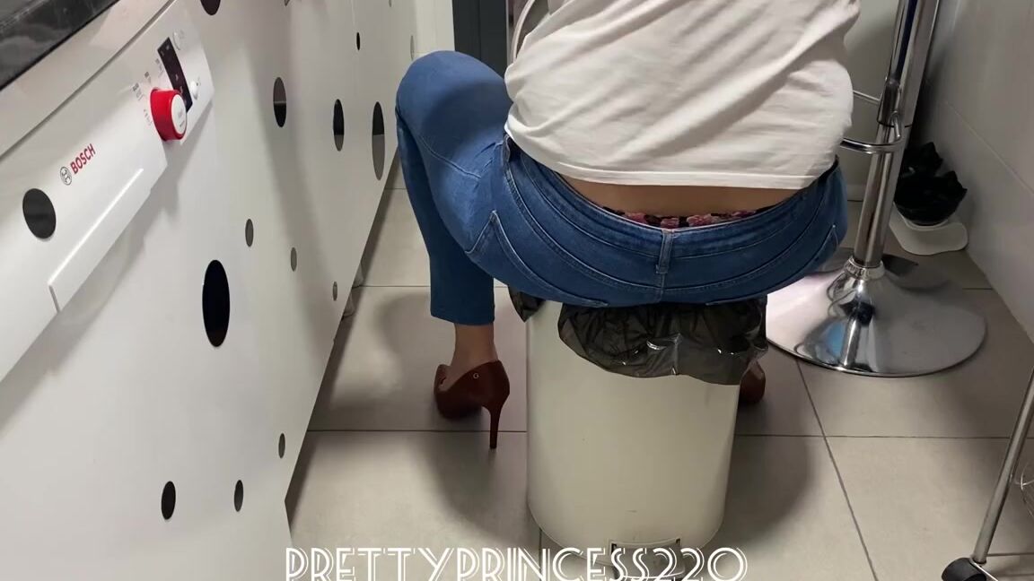 Prettyprincess220 05 09 2023 Onlyfans Video Farting In Jeans Sitting In The Trash