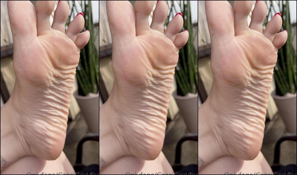 Grazigoddess 2261569731 10 31 2021 As I Drink My Delicious Juice You Suck My Feet Enquanto Eu Bebo O Meu Delicioso