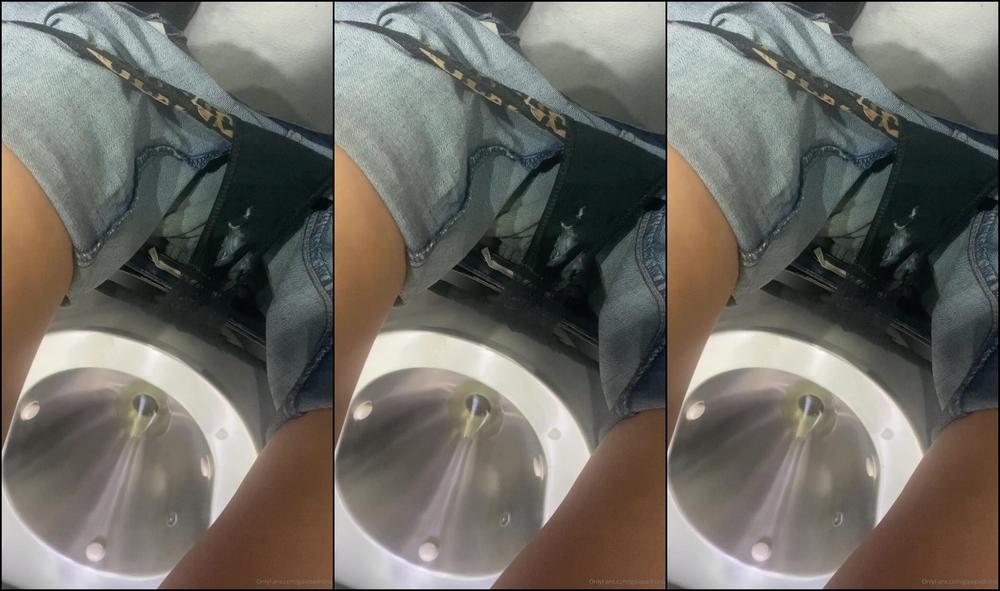 Mistress Gaia Il Treno Si Muove E Difficile Centrare L Obiettivo Ahahhaha