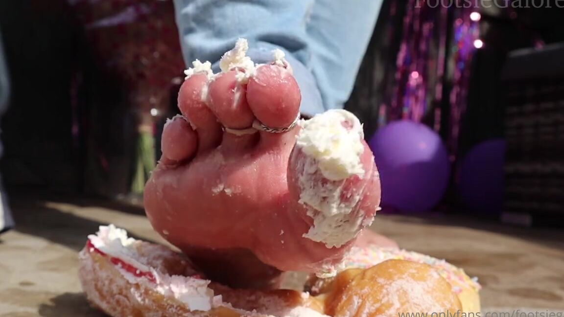 Footsiegalore Onlyfans Smashing Saturday So Tasty So Close You Can Almost Taste It Look At How Sweet Every Wrinkle Looks