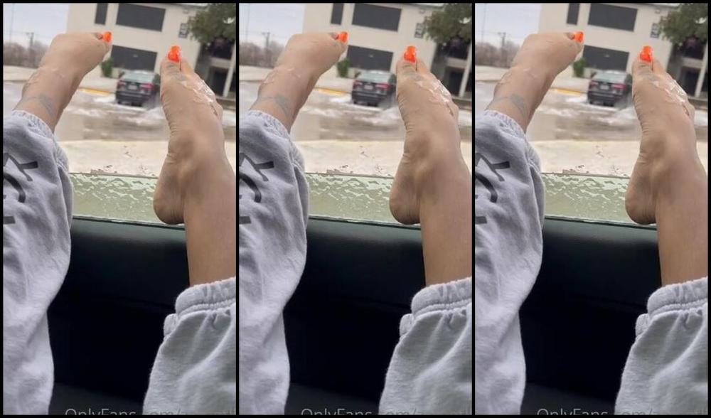 Zafeetllc Onlyfans My Feet Is So Cold In This Winter Storm Who S Gonna Get Them Back Warm For Mama