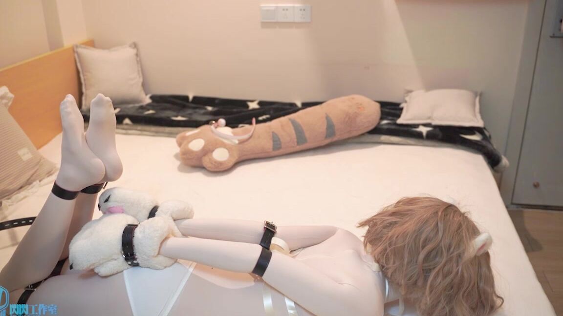 Studio Bling White Cat Girl Package Processing