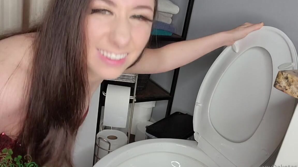 Dakota Charms Nicknamed Dakotacharms Onlyfans Tongue Toilt Cleaning
