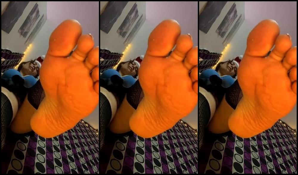 Valery Maxwell Nicknamed Giantessvalery Onlyfans 01 01 2024 Its Time To Worship My Feet Tiny Man Look How Massive I Am Compared To You