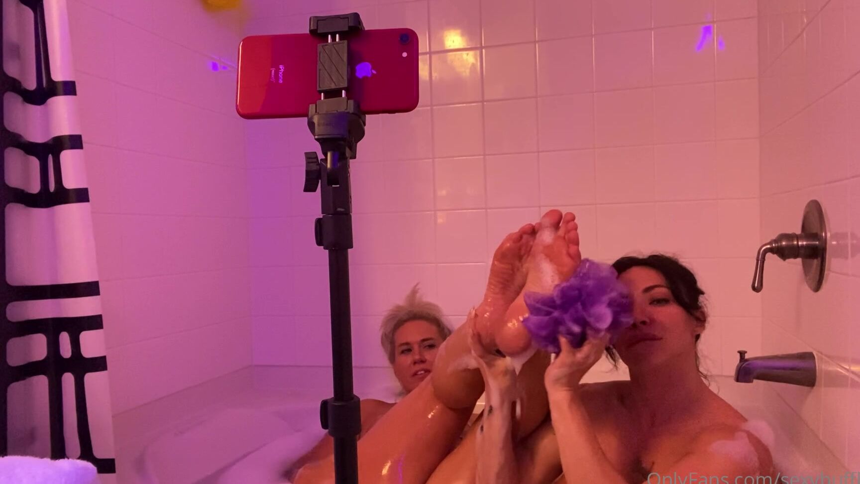 Sexybuffbabe With Goddessnadia From Our Impromptu Drop In Live Stream Bubble Bathing These Size