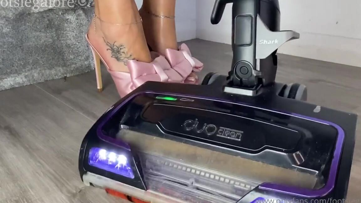 Footsiegalore Onlyfans Footsie Maid Is Back Hoovering The Last Of The Xmas Sparkle Away I M Going To Be Making Some Cont