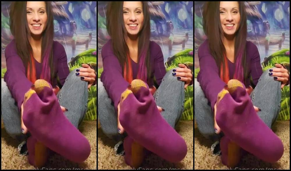 Mssjada Nicknamed Mssjada Onlyfans I Sold These Socks Yesterday Time To Peel Them Off I Know My Foot And Sock Lovers Will Apprec 1