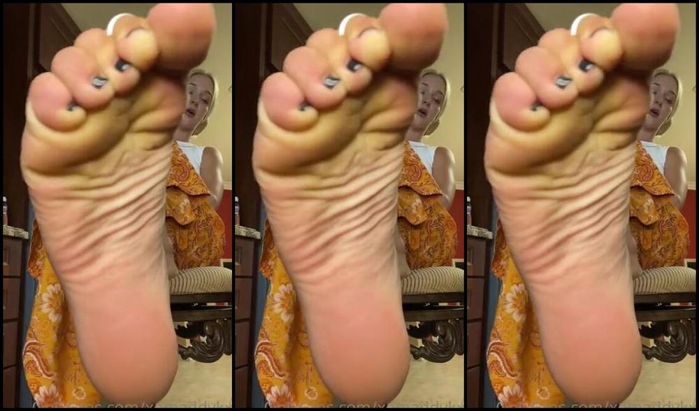 Goddess Kaylee Aka Xomaddykxo Onlyfans You Like Sitting On Your Knees In Front Of Me Huh Foot Slave I Only Invite You Over To Lick My Feet Kgp