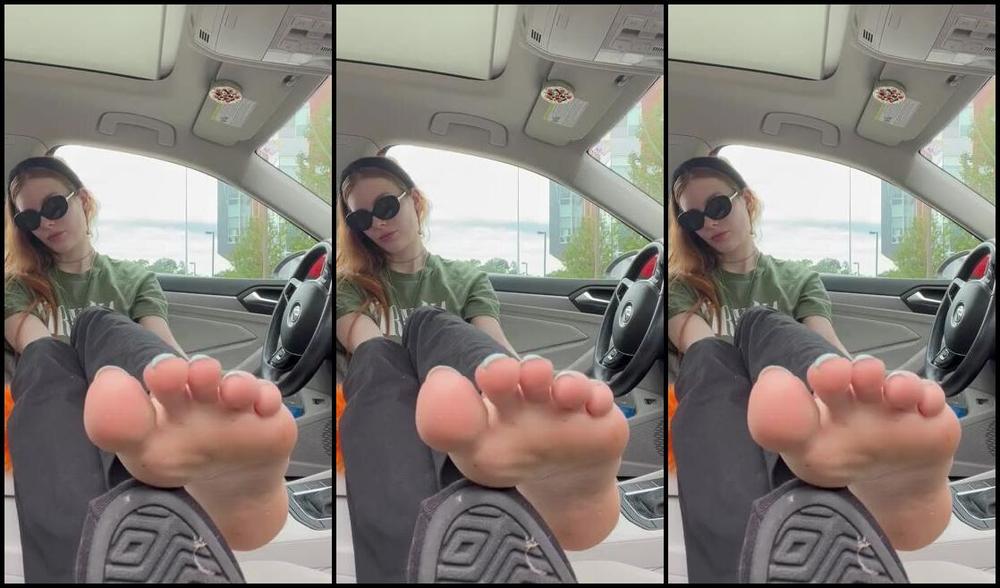 Zoe Strawberry Nicknamed Redxxxsuede Onlyfans Ignoring You While You Jerk Off For My Soles