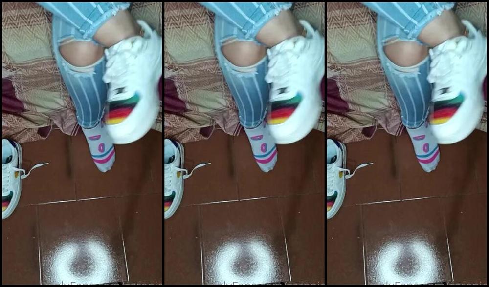Carolina Aka Caropies Onlyfans Quitando Mis Tenis
