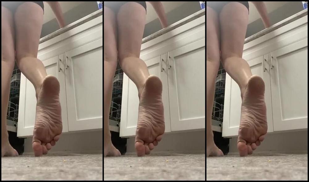 Summer Solesis Nicknamed Summer Solesis Onlyfans Doing Dishes And Don T Even Notice You Staring Down There
