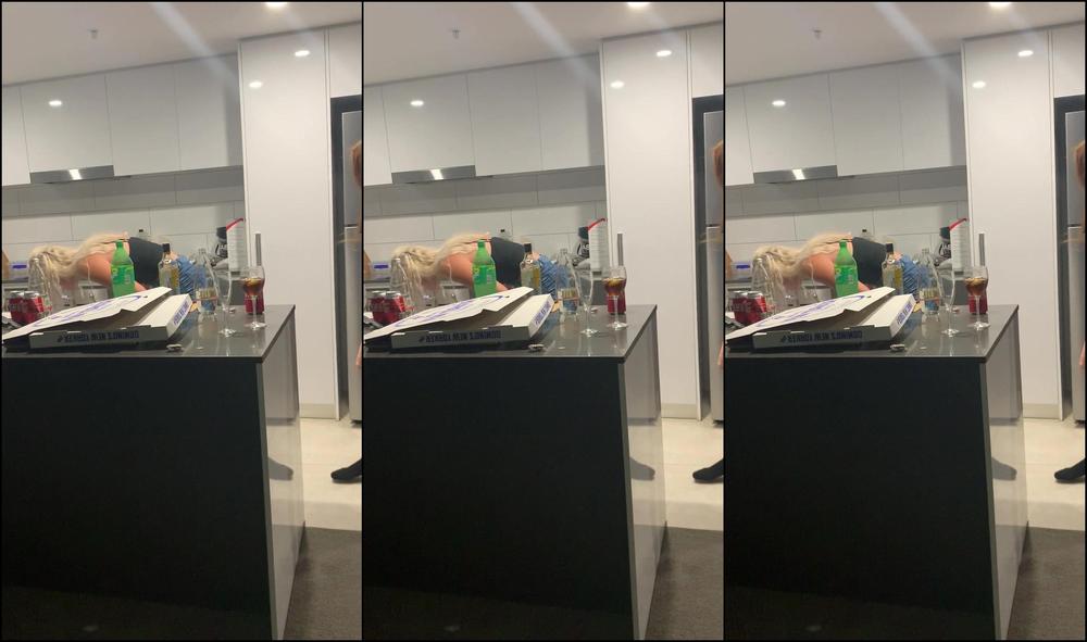 myersquats-20-01-2020-130561243-2-girls-1-cock-probably-something-you-wouldn-t-expect-fighting-over-a-cock