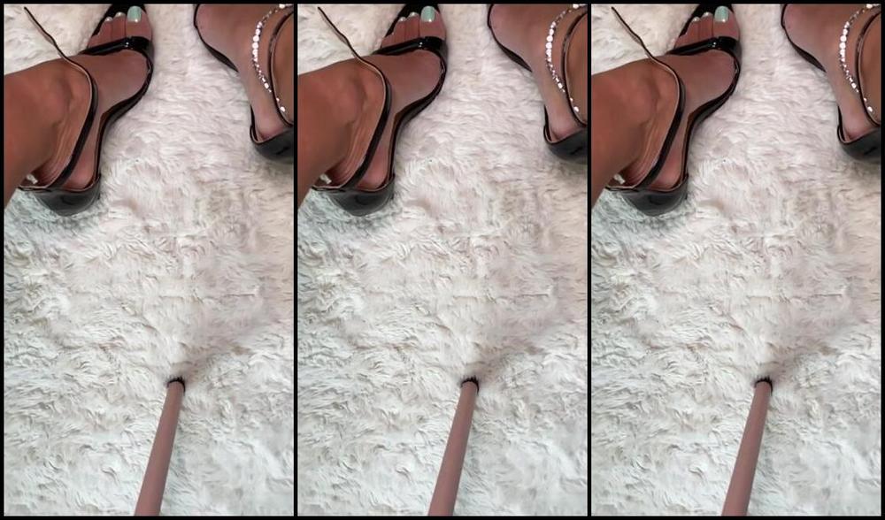 Lorraine Edwards Aka Lorraineedwards91 Onlyfans Taking My Heels Off After A Long Day