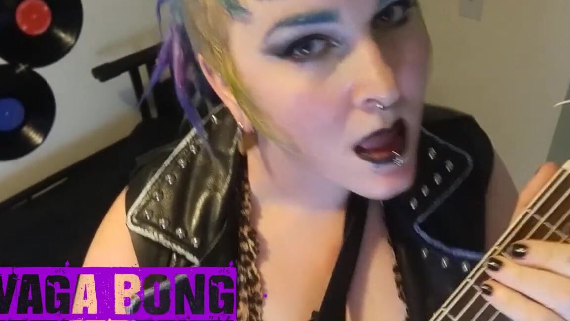 BBW Punk Slut gets her Tits out then Spreads and Fingers her Pink Pussy_Vaga_Bong PornHubPremium