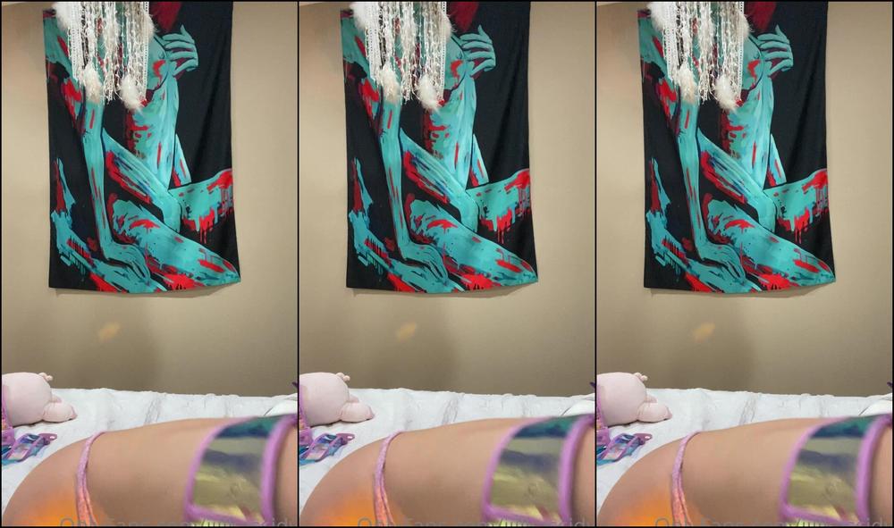 Jillkassidyy Smoking A K Gold Joint